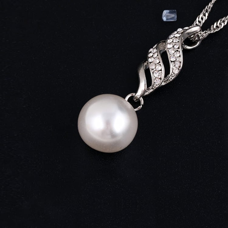 pearl and rhinestone pendant necklace and earrings (silver)